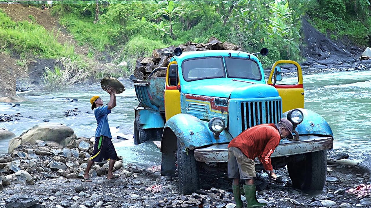 Starting Super Old Soviet Truck For a Long Exhausting Day at Work