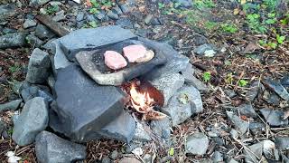 Готовим мясо на каменной сковороде. Примитивная кухня. Готовлю мраморную говядину на походном костре