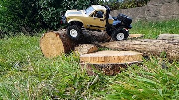 Slow-mo Action!RC Toyota Hilux 