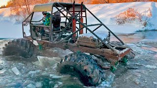 Самодельный вездеход на колесах от трактора К-700 провалился под лед на реке