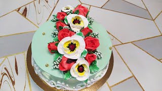 картинка: Торт Сникерс с красивыми розами и новым цветком