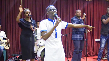 Sphiwo Ndlangamandla Singing a worship medley;someone like me, Sikufanele Leso Sihlalo and Umthunzi.