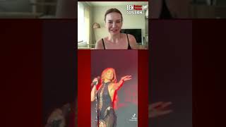 Jennifer Lopez Sahnedeyken Boynuna Böcek Kondu