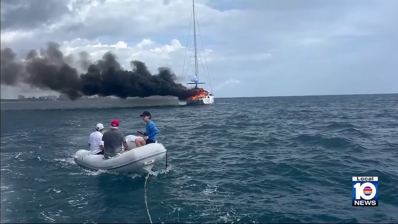 Рыбаки спасли троих человек из горящей лодки