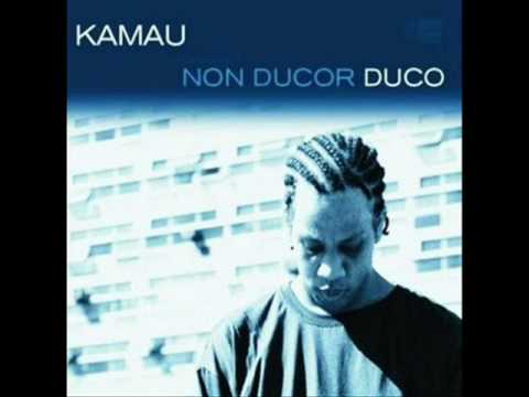 kamau escuto vozes