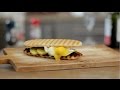Sándwich sellado con tocino, huevo a la copa y palta