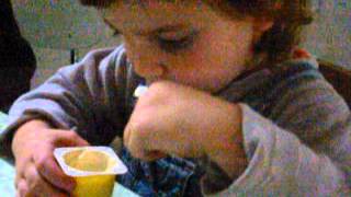 Lena Toma Un Danonino Y Vomita Danone - Nestle Swift