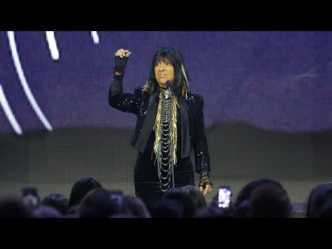 Wideo: Buffy Sainte-Marie: Biografia, Kariera, życie Osobiste