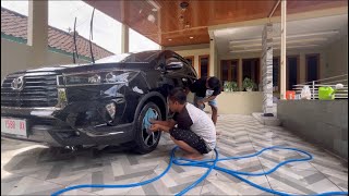 Im Washing The Car And Theres A Lady Shopping In Front  Lets Treat Her To Meatballs 