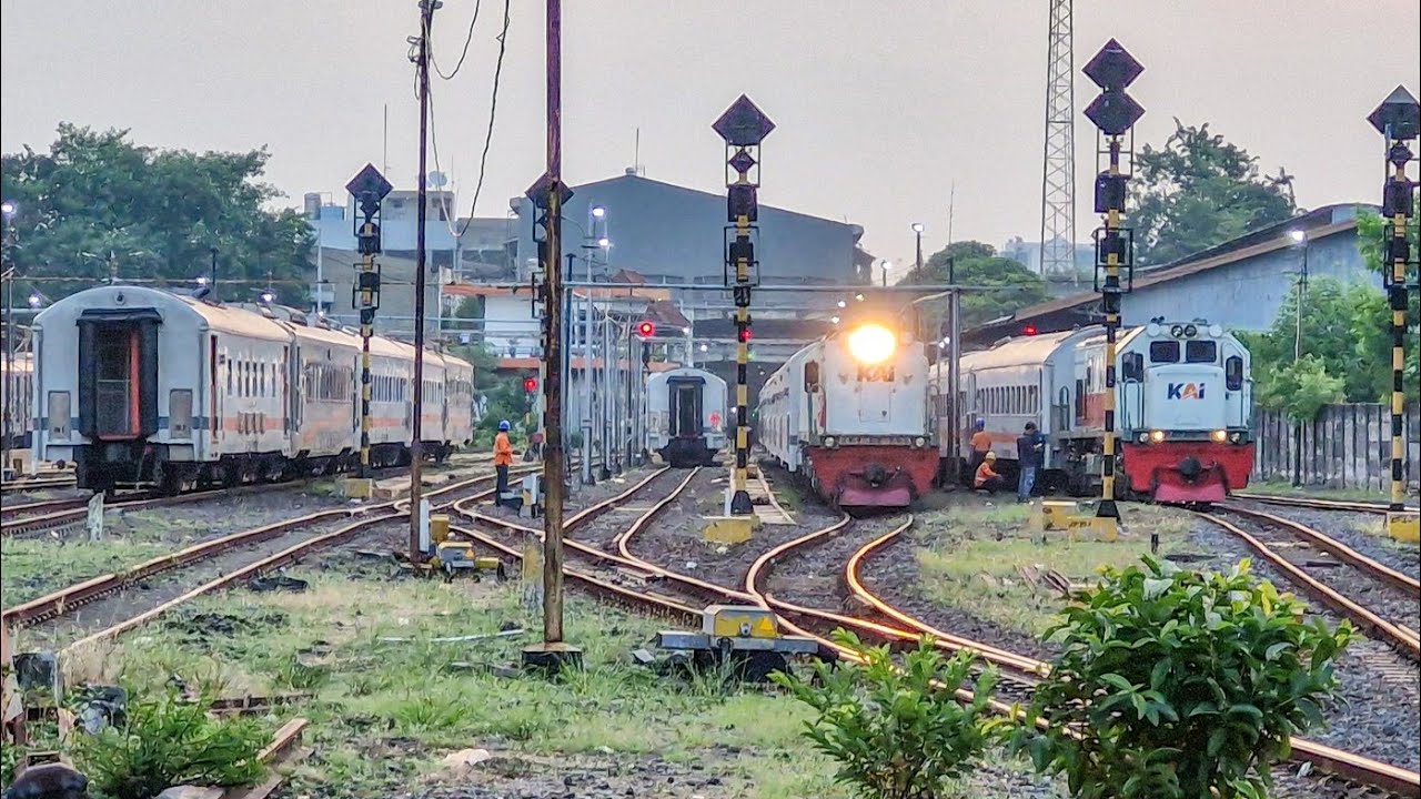 STASIUN UJUNG KOTA SURABAYA YANG GAK PERNAH SEPI!! Berburu Kereta Api Sore di Stasiun Surabaya Kota