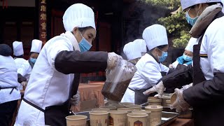 People in southwest China's Chengdu eat congee for Laba Festival