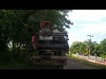 Mesin alat pemotongan panen padi disawah yang angkut mobil truk