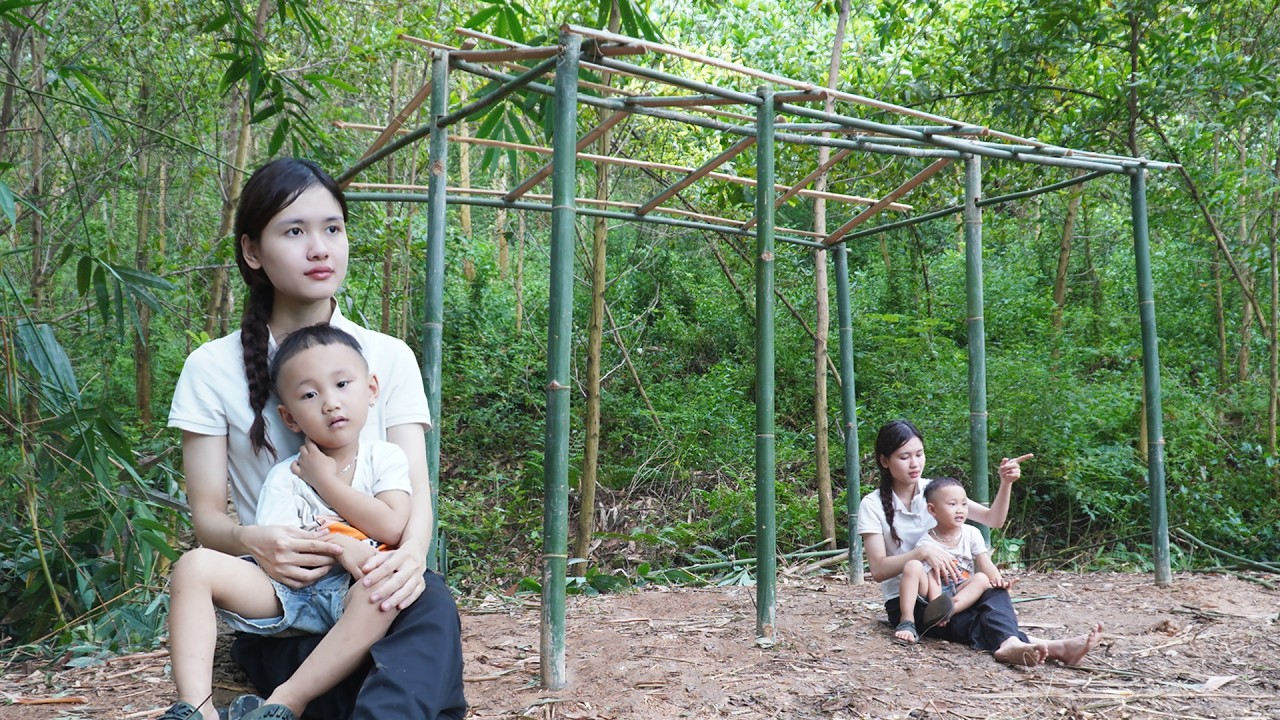 Single Mother is Kicked Out of Her Home, Takes Her Child into Forest to Live: Build Bamboo House -P1