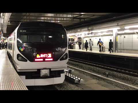 JR新宿駅9番線ホームに停車中の、19時00分発特急あずさ31号松本行きE257系M-202の電車！女性車掌さんが乗務員室へとドアの鍵を開けて入室！