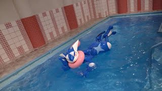 Greninja latex suit Paddling in the pool - ゲッコウガスーツで水遊び