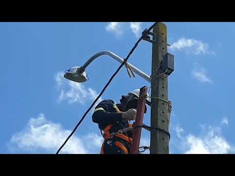 Vídeo: Como os postes da lâmpada são instalados?