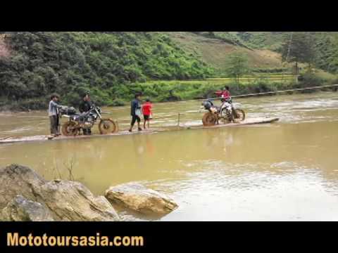 Vượt suối trên cung Tây Bắc