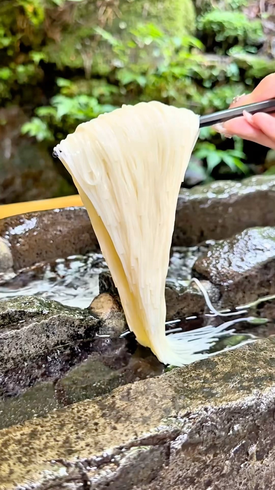 自然溢れる秘境で味わうひんやり流しそうめん - YouTube