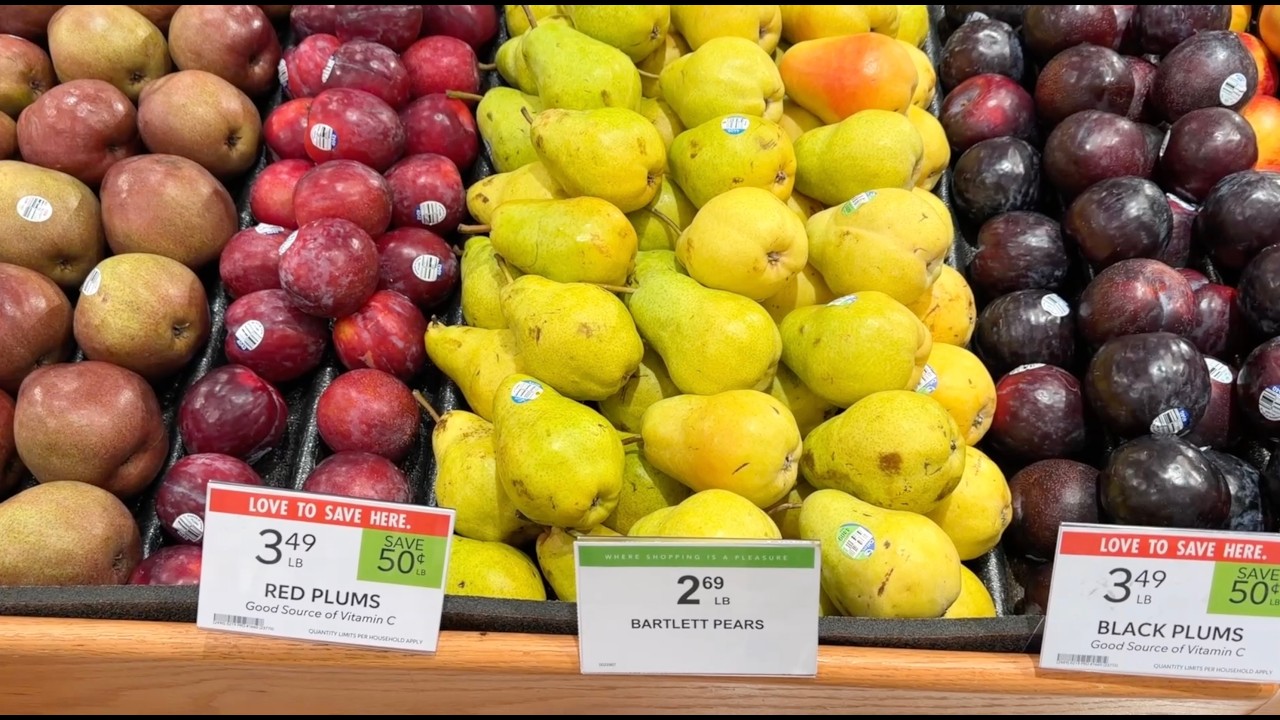 Новые посадки в огороде. Летняя погода. Рассада подрастает. Убрала шпалеры. Выбираем фрукты с толком