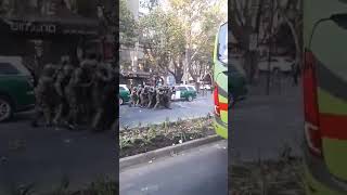 Manifestantes queman 🔥 un vehículo de carabineros de chile en la plaza Italia