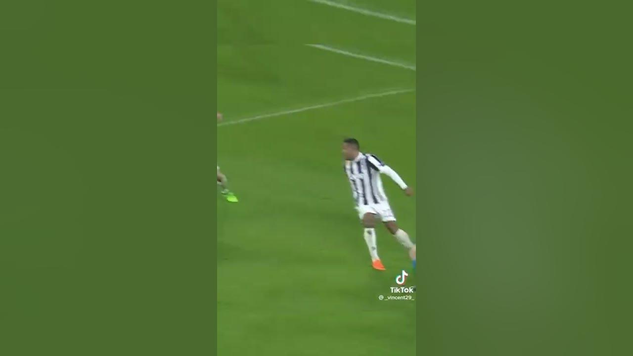 RONALDOS INSANE BICYCLE KICK AGAINST JUVENTUS/😳 YouTube