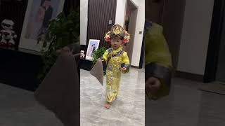 皇后娘娘驾到😂,天啊,在妈妈肚子里面没少看《甄嬛传》吧😅不然怎么能演的这么像 #人类幼崽到底有多可爱 #人类幼崽迷惑行为 #搞笑萌娃 DOU+上热门 抖音热点