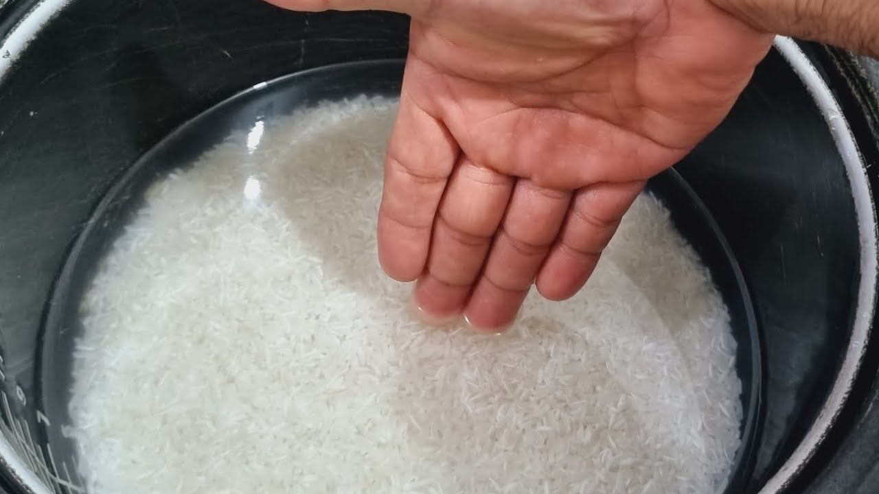 How to Measure Water for Rice With Your Fingertips