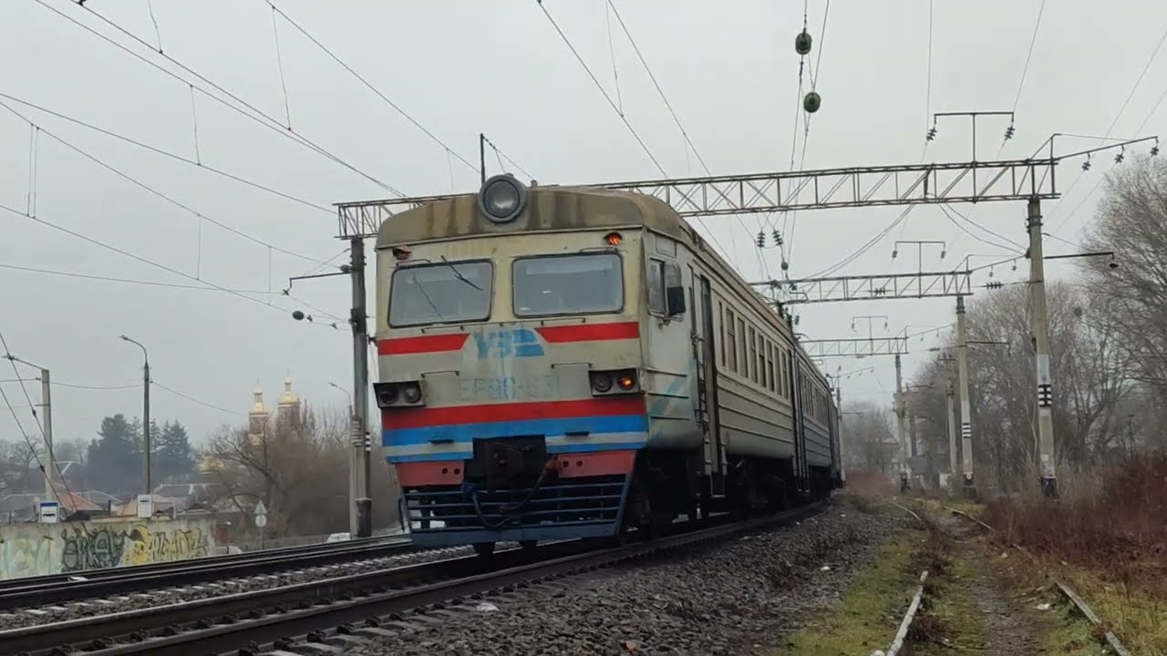 Приміський електропоїзд ЕР9М-558/ЕР9Е-631 з привітною бригадою слідує в депо