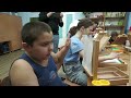 Необычные уроки рисования организовали волонтеры РУСАЛа в школе №8 Саяногорска