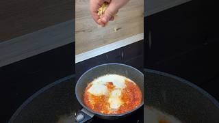 Готовим яичницу с томатами #яичницаспомидорами #яичница #готовим #яички
