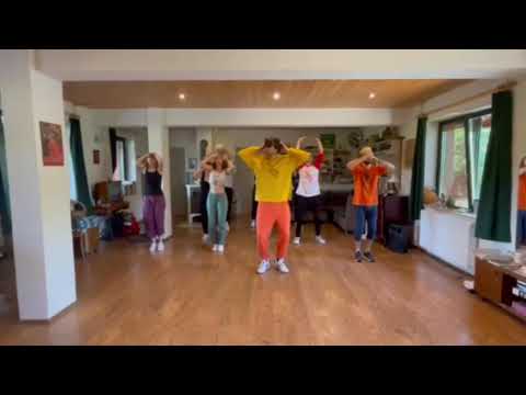 Videó: 4 módja a táncnak az iskolai táncban (tizenévesek számára)