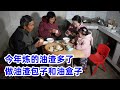 今年炼的油渣多了，婆媳俩搭伙做面食，做成油渣包子和油盒子，全家爱吃