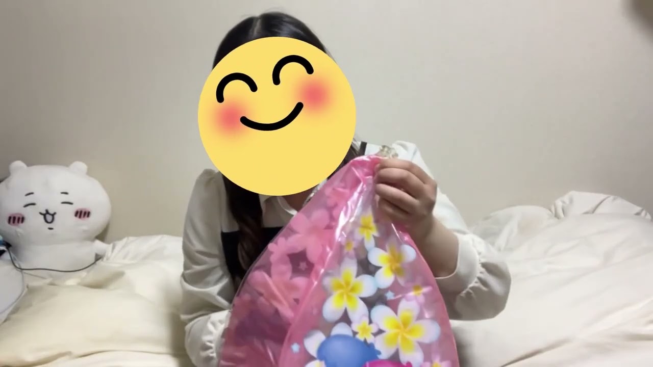 空ビ】みみちゃんがビーチボールを口で膨らまし、その後空気抜き2 