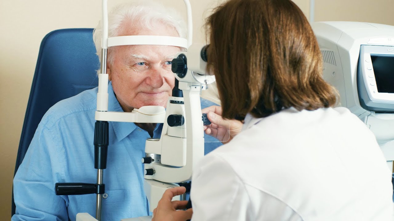 Оперативное лечение катаракты. Офтальмологические заболевания. Хирургия катаракты и глаукомы. Катаракта операция для пенсионеров.