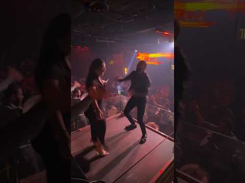 شوفوا عضو من فرقة رحمة محسن وهو بيشاركها رقصة عفوية نار