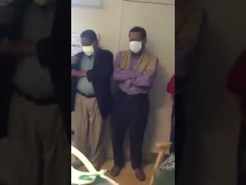 سوداني قبل إجراء العملية يمدح النبي صلي الله عليه وسلم والطاقم الطبي يردد ورائه