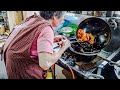 [町中華] 元気なお母さんの、長年の経験の鍋さばき - Japanese street food - Old Style Omelette rice and Egg fried rice Master