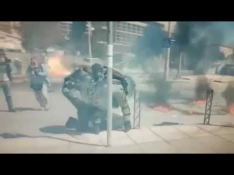 Αστυνομικοί σβήνουν την φωτιά από διαδηλωτή