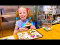 नस्त्या हैलोवीन के लिए कप केक और कुकीज बना रही है - वीडियो संग्रह
