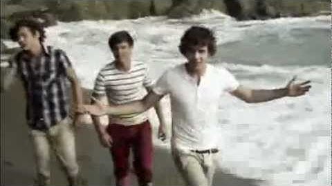 One Direction : What Makes You Beautiful - BACKWARDS OFFICIAL VIDEO!