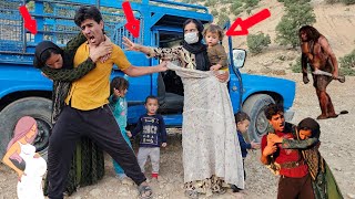 Fariba returns with her daughter and prevents Mohammad from taking his pregnant wife to the hospital
