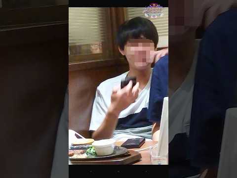 ※閲覧注意※こちらを覗く男…2階の角席 窓の外には何もないはず #ナナフシギ #心霊写真 #ファミレス #眼鏡男子