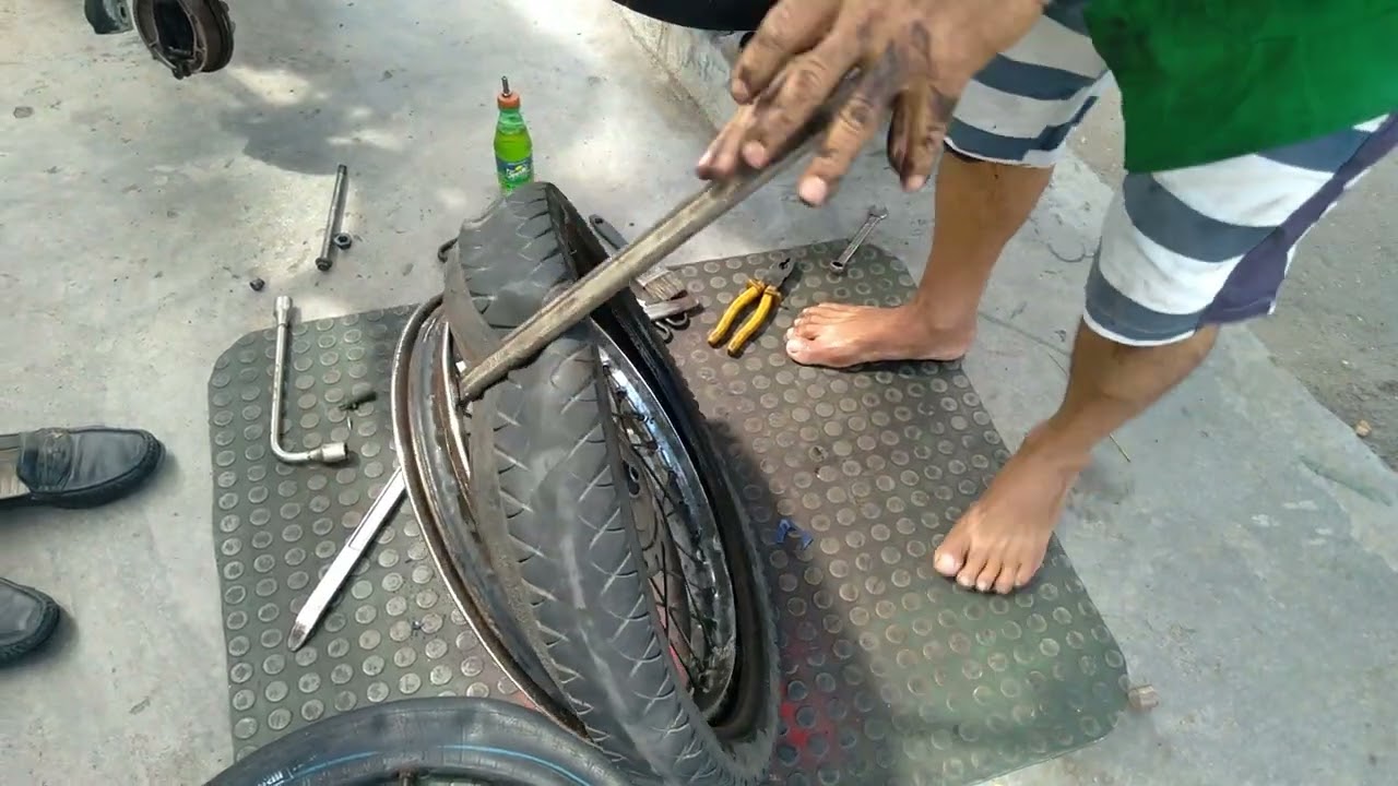 ola boa tarde amigos, mostrando a troca de um pneu. peço que vcs possam me ajudar com um compressor.