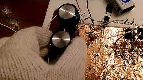 1.2-volt shortwave superheterodyne receiver with regenerative detector and varactor tuning