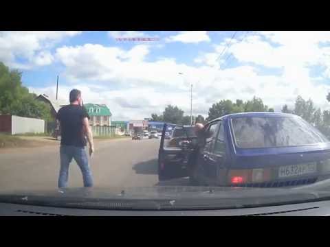 Видео: В Башкирии автохам устроил дорожные разборки с пенсионером