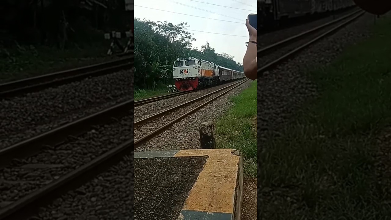Kereta Parahyangan Idle Pandalungan Berjalan Langsung Di Stasiun Ciganea Purwakarta