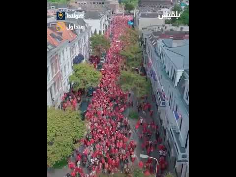 عشرات الآلاف يجوبون الشوارع بـالأحمر مرددون: تحيا فلسطين