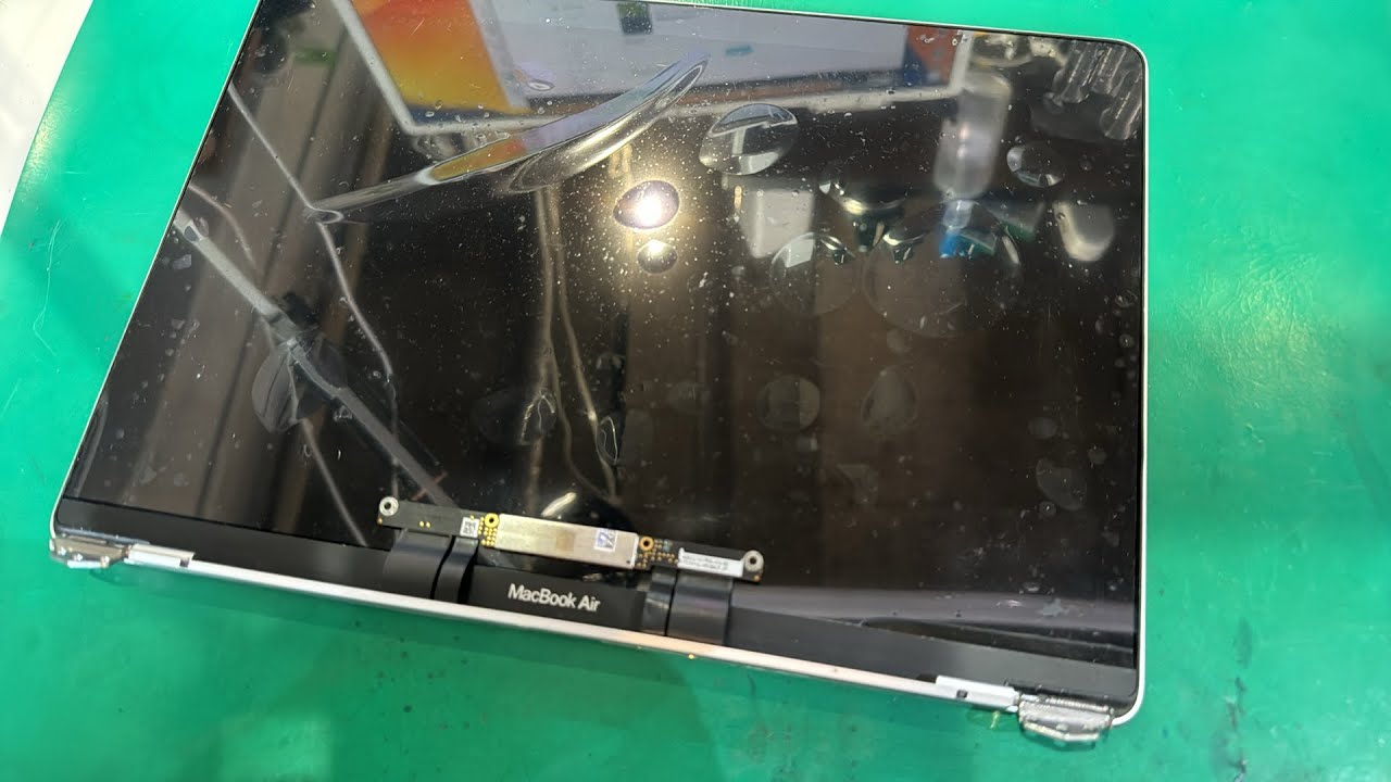MacBook Air 2020 M1 A2337 ディスプレイ画面パーツが壊れてい