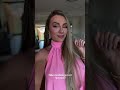 Juju Salimeni de top pink e look de evento