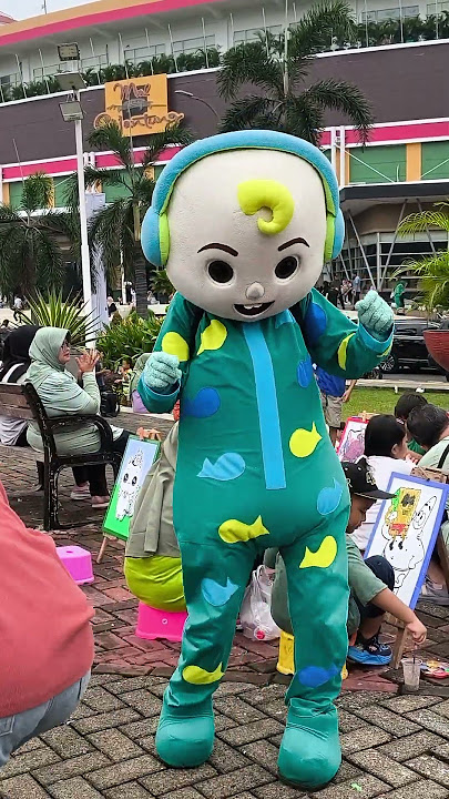 cocomelon wheels on the bus go round and round